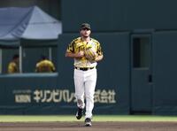 　７回、名前をコールされ、ブルペンからマウンドに向かうハートウィグ（撮影・北村雅宏）