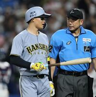 　７回、見逃し三振に倒れた森下は球審に話しかけながらベンチへ戻る（撮影・田中太一）