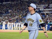 　完敗し、引き揚げる藤川監督（撮影・田中太一）