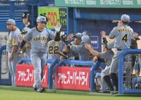 　ナインに迎えられる大山（撮影・伊藤笙子）