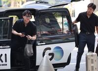 　タクシーから降りる及川（左）と門別（撮影・田中太一）