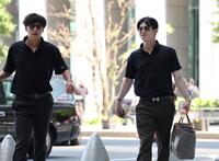 　駅へ歩く中野（右）と植田（撮影・田中太一）