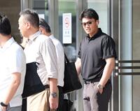 　タクシー乗り場で並ぶ森下（撮影・田中太一）