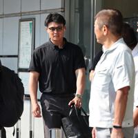 　タクシー乗り場へ向かう森下（撮影・田中太一）