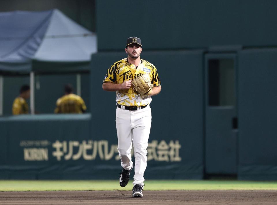 　７回、名前をコールされ、ブルペンからマウンドに向かうハートウィグ（撮影・北村雅宏）