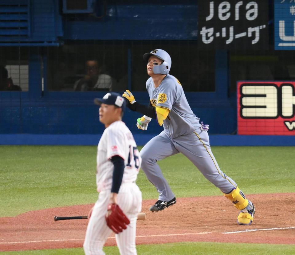 　３回、森下が三塁打を放つ（投手・奥川）＝撮影・堀内翔