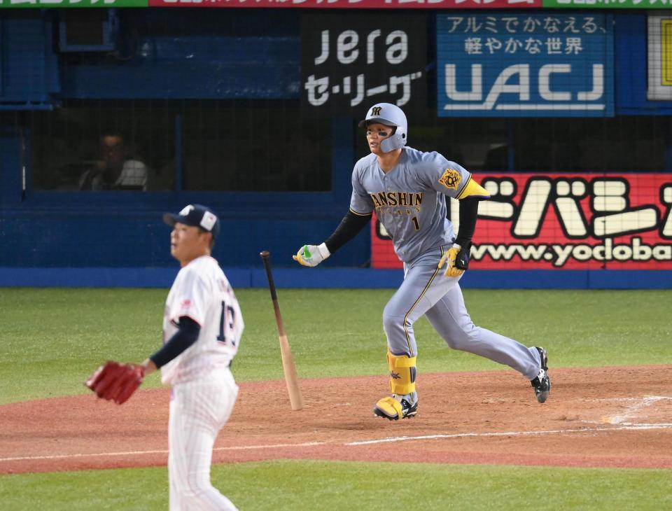 　３回、森下が三塁打を放つ（投手・奥川）＝撮影・堀内翔