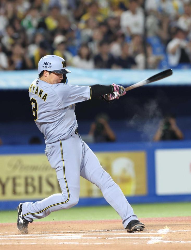 　６回、大山は左越えにソロを放つ（撮影・佐々木彰尚）