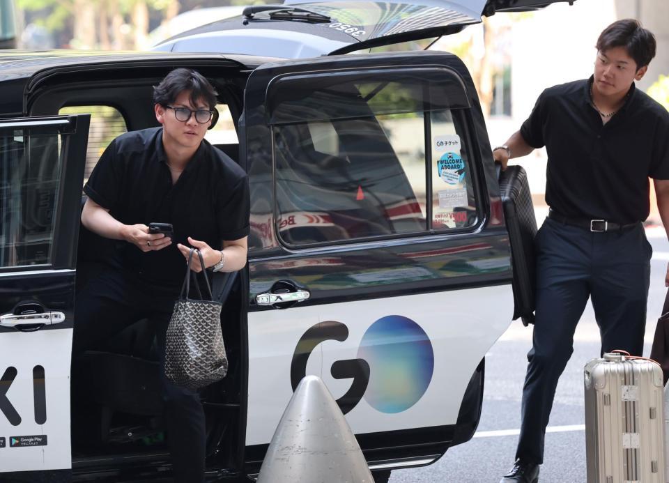 　タクシーから降りる及川（左）と門別（撮影・田中太一）