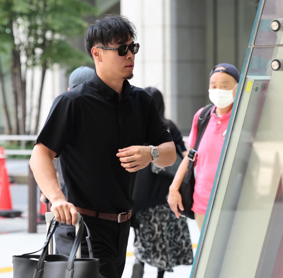 　名古屋へ向かう佐藤輝（撮影・田中太一）