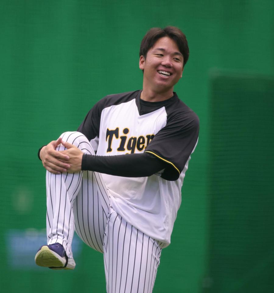 　笑顔でアップを行う村上（撮影・坂部計介）