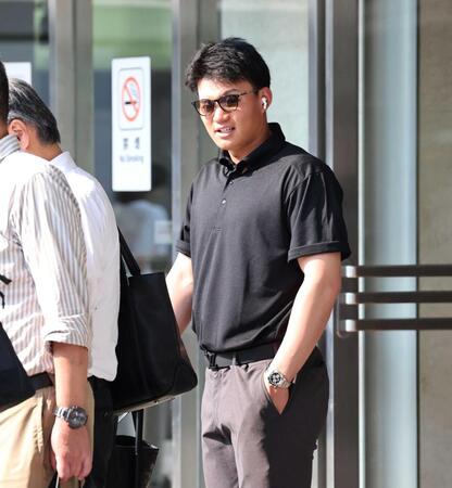 　タクシー乗り場で並ぶ森下（撮影・田中太一）