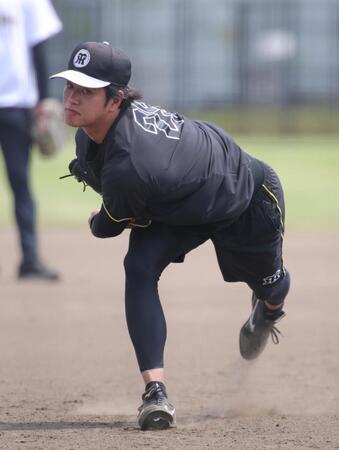 　キャッチボールで調整する高橋（撮影・坂部計介）