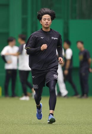 　室内練習場でダッシュを繰り返す高橋（撮影・坂部計介）