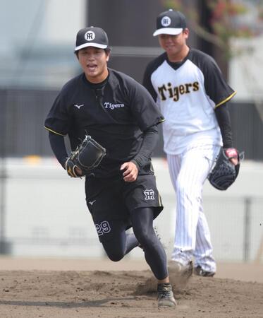 　笑顔でノックを受ける高橋（撮影・坂部計介）