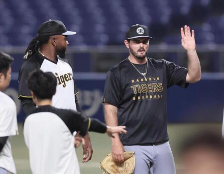 　合流したハートウィグ（右）はドリスと話をする（撮影・田中太一）