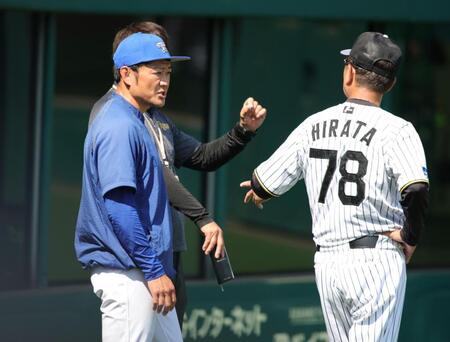 　平田２軍監督（右）と話す石川・岡﨑監督（撮影・坂部計介）