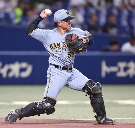 　試合前シートノックで二塁へ送球する長坂（撮影・北村雅宏）