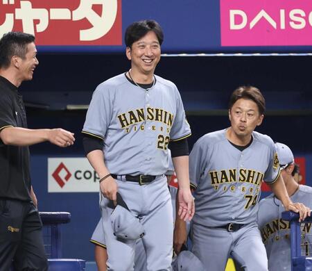 　試合前、笑顔を見せる藤川監督（中央）＝撮影・北村雅宏