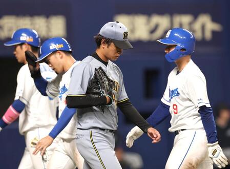 　３回、田中に先制となる２点適時二塁打を浴びた高橋（中央）＝撮影・北村雅宏