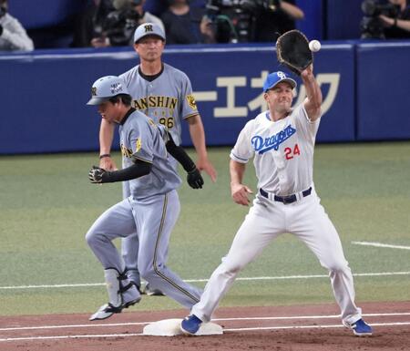 　２回、懸命に一塁を駆け抜け内野安打にする高橋（撮影・立川洋一郎）