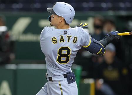 【写真】ダイヤモンド回りながら！大歓声のスタンドに向かって手を掲げる佐藤輝　虎党も大歓喜