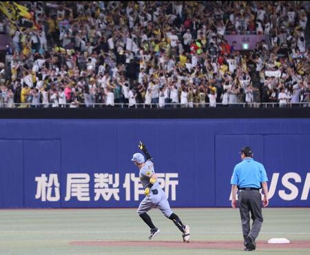 　８回、逆転３ランを放ち、左翼スタンドのファンの声援に応える佐藤輝（撮影・北村雅宏）