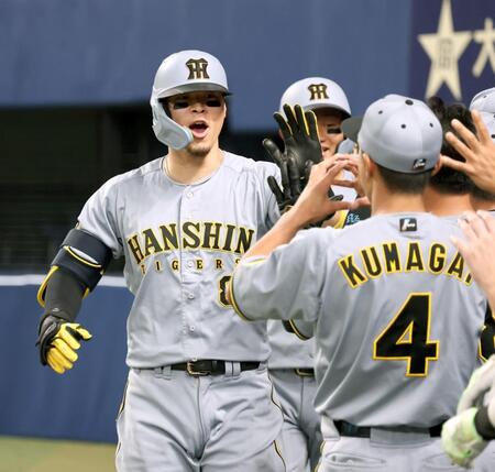 　８回、３ランを放った佐藤輝はナインと歓喜する（撮影・田中太一）