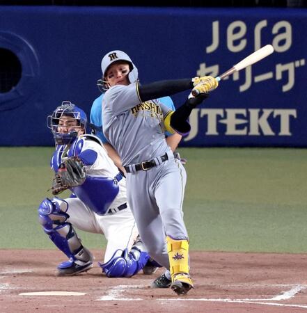 　９回、右前へ適時打を放つ森下（撮影・立川洋一郎）