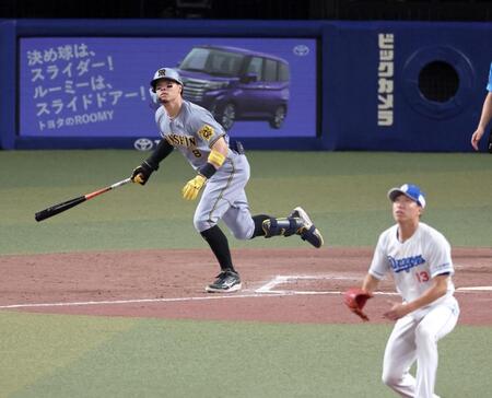 　８回、右中間スタンドへ逆転３ランを放つ佐藤輝（撮影・立川洋一郎）