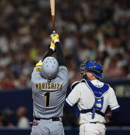 　３回、見逃したボールがストライクとなり、バットを掲げる森下（撮影・田中太一）