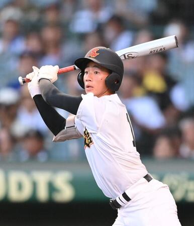 　２回、適時二塁打を放つ創成館・森下翔太（撮影・西田忠信）