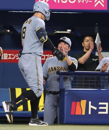 　８回、逆転３ランを放った佐藤輝を迎える藤川監督（中央）＝撮影・北村雅宏