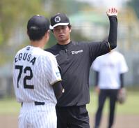 　江草コーチ（左）と話す高橋（撮影・坂部計介）