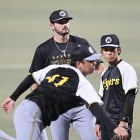 　合流したハートウィグはマウンドの感触を確かめた（撮影・田中太一）