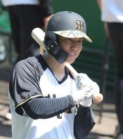 　練習中、笑顔を見せる糸原（撮影・坂部計介）