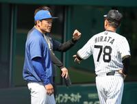 　平田２軍監督（右）と話す石川・岡﨑監督（撮影・坂部計介）