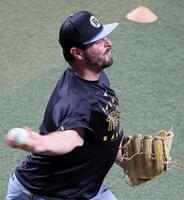 　キャッチボールをするハートウィグ（撮影・立川洋一郎）