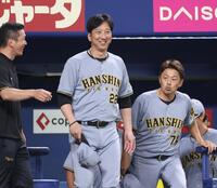 　試合前、笑顔を見せる藤川監督（中央）＝撮影・北村雅宏