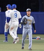 　３回、田中に２点適時二塁打を打たれ先制を許す高橋（撮影・立川洋一郎）