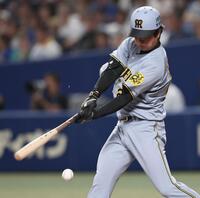 　２回、バットを折りながら内野安打を放つ高橋（撮影・田中太一）