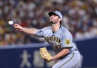 　７回から登板するハートウィグ（撮影・北村雅宏）