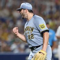 　７回、石伊を三ゴロ併殺打に仕留め、拳を握るハートウィグ（撮影・北村雅宏）