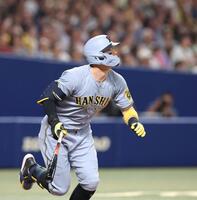 　８回、逆転３ランを放つ佐藤輝（撮影・北村雅宏）