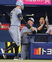 　８回、逆転３ランを放った佐藤輝を迎える藤川監督（中央）＝撮影・北村雅宏