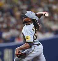 　９回から登板するドリス（撮影・北村雅宏）