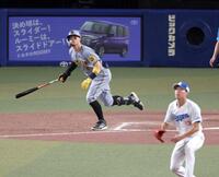 　８回、右中間スタンドへ逆転３ランを放つ佐藤輝（撮影・立川洋一郎）