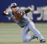 　３回、大山は岡林の打球を好捕するも一塁へ投げられず（撮影・田中太一）