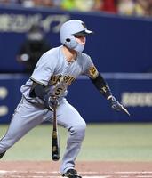 　３回、右前打を放つ中野（撮影・北村雅宏）