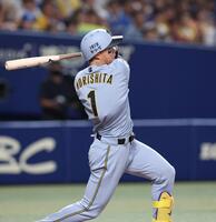 　９回、適時打を放つ森下（撮影・北村雅宏）